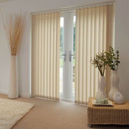 Cortinas de láminas verticales lisas Sistema de cortina que permite graduar la  visión y la luz a la intensidad deseada.