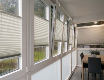 Cortinas plisadas con sistema arriba-abajo/abajo arriba Este sistema ofrece la posibilidad de accionar las cortinas desde abajo hacia arriba.