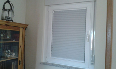 Cortinas plisadas dentro de marco de ventana Sistema de plisada ideal para ventanas y puertas oscilo batientes y abatibles.