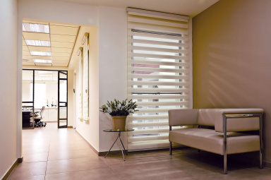 Estores enrollables graduables Sistema de cortina enrollable formada por bandas horizontales que permiten graduar la entrada de luz.