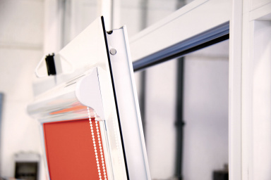 Estores enrollables marco ventana Sistema integrado en la misma hoja de la ventana o puerta.